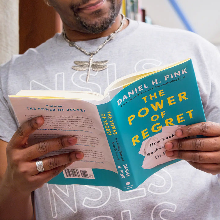 The Power of Regret: How Looking Backward Moves Us Forward by Daniel Pink